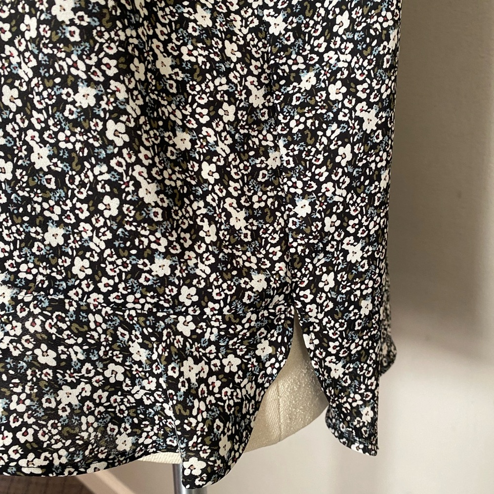 LOFT Black and White Floral Blouse - Picture 5 of 8